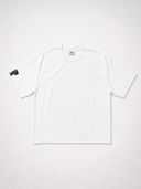 T-shirt Vertikal classique blanc Divag, cadrage vertical et fond harmonisé au pantalon